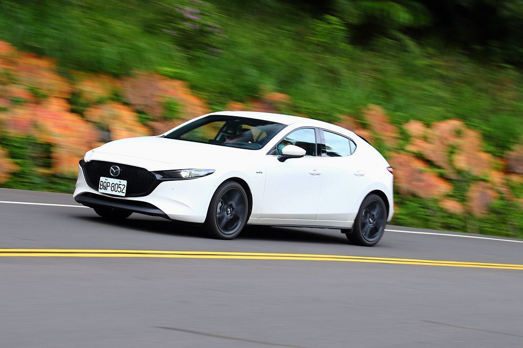 Mazda3 e-SKYACTIV X Edition中速與再加速的反應令人印象...