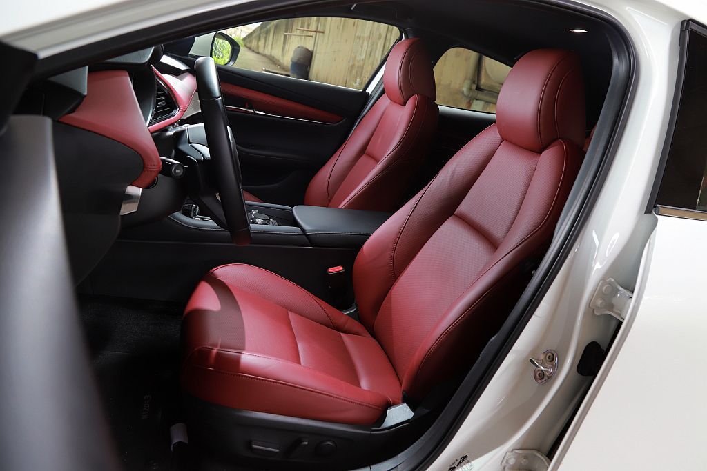 相同採用酒韻紅配色的前、後真皮座椅，也使Mazda3 e-SKYACTIV X ...