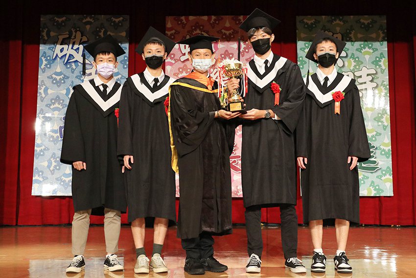 亞東畢業典禮，該校獲110年籃球大專盃一般組冠軍，畢業生將獎盃呈獻給學校，由校長...