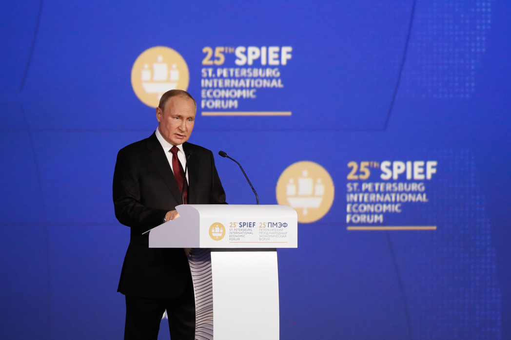 俄羅斯總統普亭17日在第25屆聖彼得堡國際經濟論壇發表演說。中新社