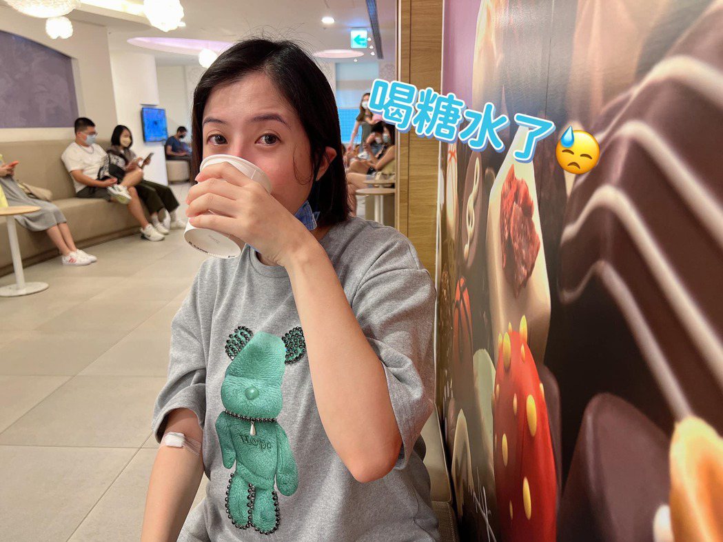 李亮瑾喝糖水驗「妊娠糖尿病檢查」。圖／摘自臉書