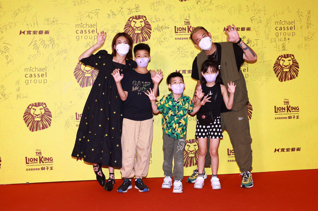 BEN與徐小可夫妻帶著孩子們一起去看「獅子王」音樂劇。記者王聰賢／攝影