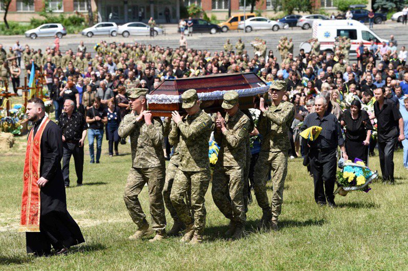 烏克蘭西部城市利維夫18日舉行陣亡官兵的葬禮。（法新社）