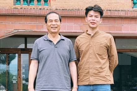 五穀文化村創辦人徐永奐（左）與二代接班人徐漢城。業者／提供