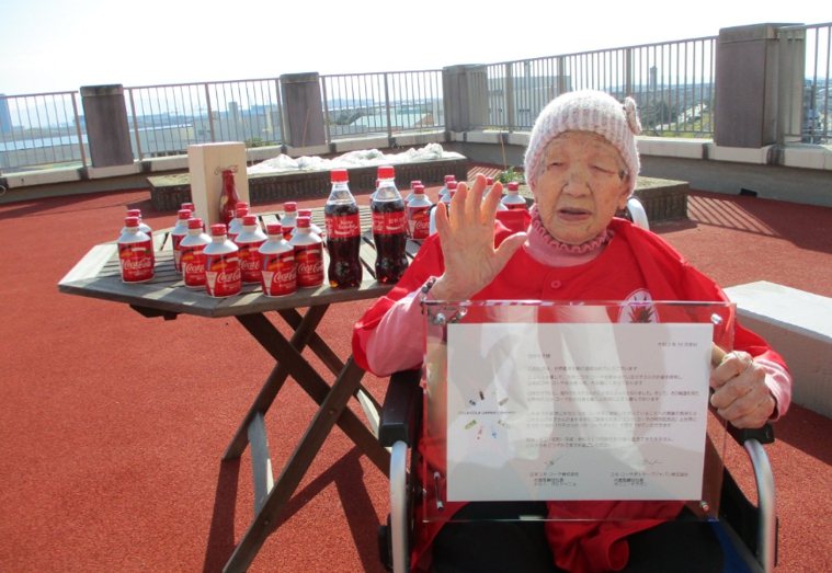 田中加子非常愛喝可樂，日本可口可樂公司特別為了祝賀她獲得金氏世界紀錄，送上印著名...