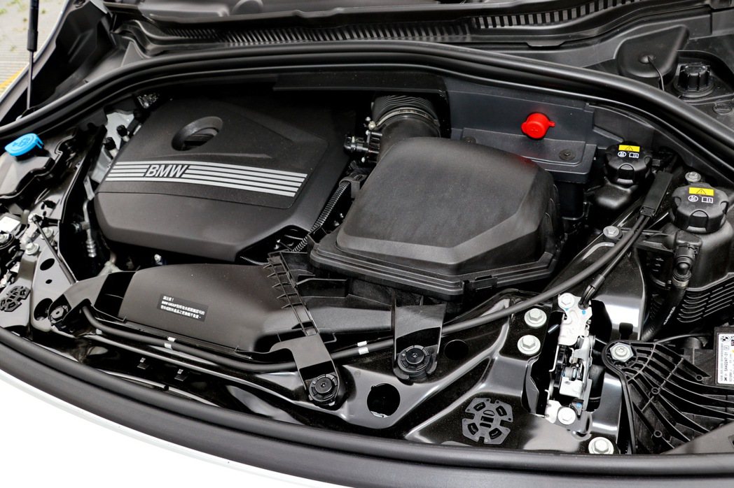 BMW TwinPower Turbo直列三缸汽油引擎。 記者陳威任／攝影