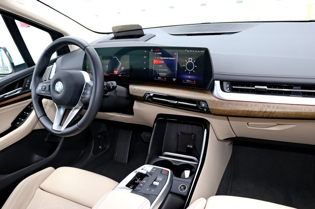 BMW集團最新世代的一體式曲面雙螢幕中控台。 記者陳威任／攝影