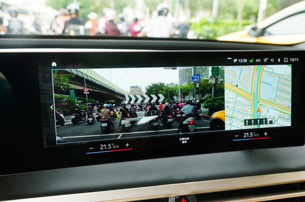 AR擴增實境導航，在接近路口或是岔路、轉彎處都會在螢幕上顯示車前畫面，並用3D的...