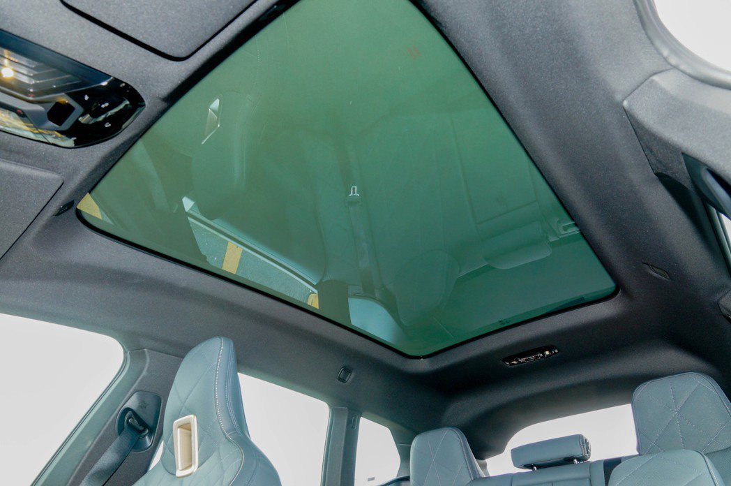 BMW車系中最大面積的全景天窗，使用電控調節變色遮陽。 記者趙駿宏／攝影