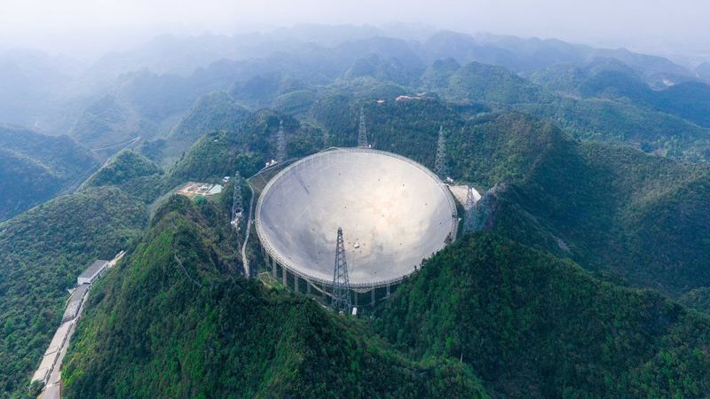 大陸無線電望遠鏡「中國天眼」，坐落在貴州省，2016年啟用，從一開始就有意藉此探尋外星文明。新華社