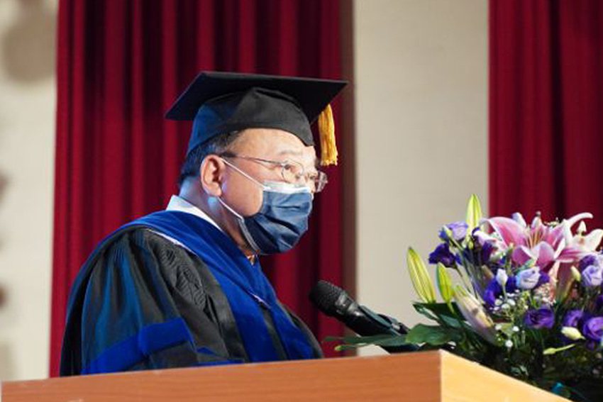 中華大學校長劉維琪以「掌握未來10年，做出人生決定」為題發表演說，勉勵畢業生不要...