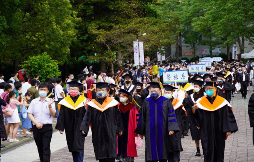 中華大學畢業生在學校師長帶領下，進行校園巡禮。 中華大學/提供