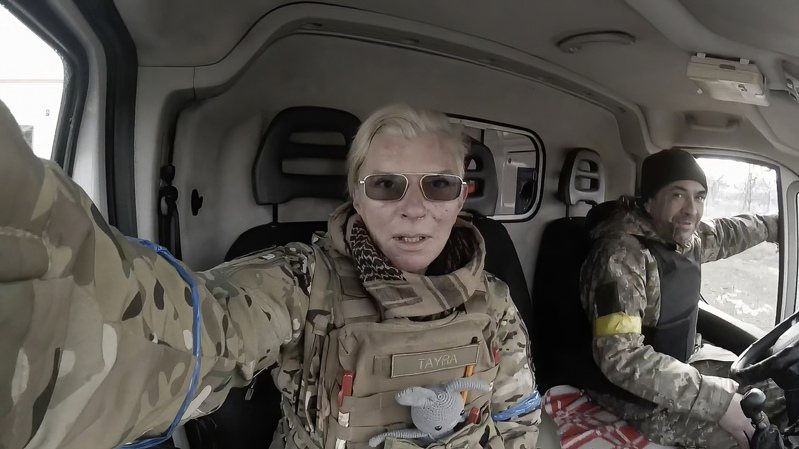 烏克蘭女軍醫以貼身攝影機拍攝烏克蘭港都馬立波慘況，3個月前將記憶卡交給美聯社偷運出國後慘遭俄羅斯軍隊俘虜，昨天終於獲釋。美聯社