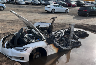 影／撞毀Tesla電動車竟在報廢場自燃！滅火只好挖水坑