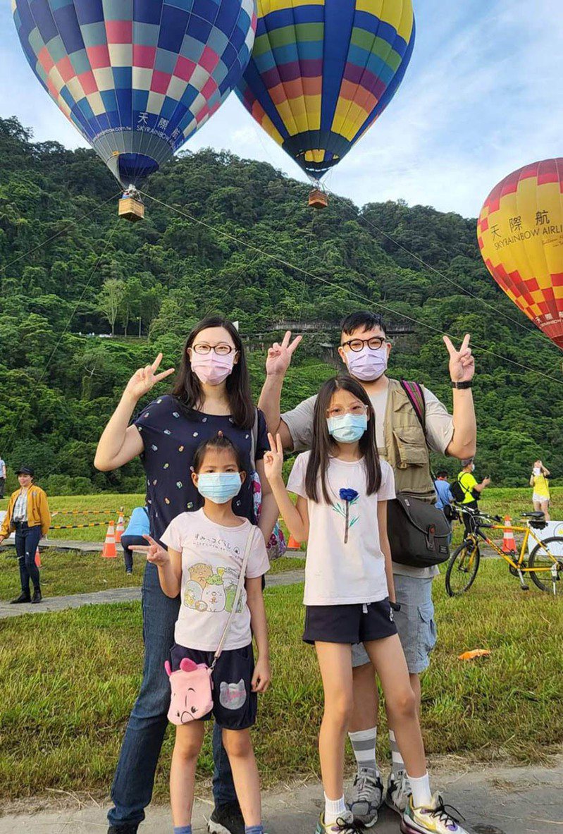 桃園熱氣球嘉年華安排潘小妹（左前）與家人搭熱氣球一圓心願。圖／市府觀旅局提供