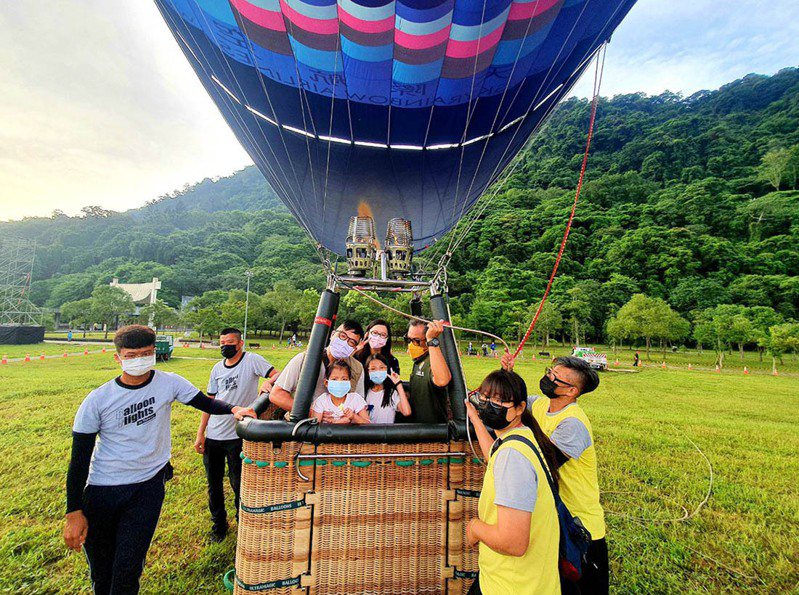 桃園熱氣球嘉年華安排潘小妹（左前）與家人搭熱氣球一圓心願。圖／市府觀旅局提供