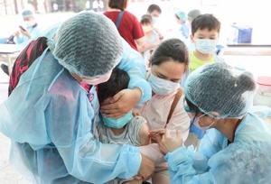 衛福部食藥署核准6個月至5歲兒童的莫德納疫苗緊急使用授權。圖為桃園市政府在五所學校設置兒童疫苗快打站。記者余承翰／攝影