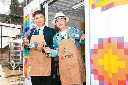 和泰產險董事長蔡伯龍（左）與藝人黃子佼一起彩繪玩具貨櫃屋做公益。
和泰產險／提供