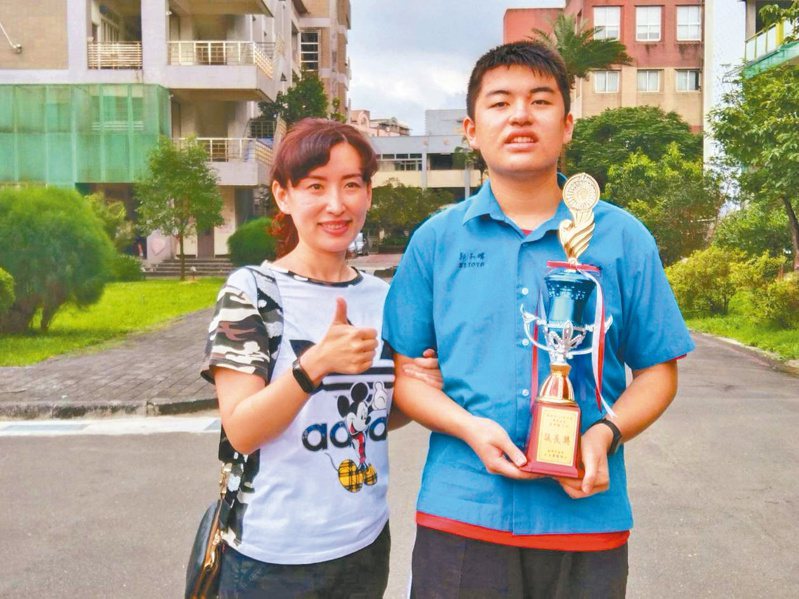 郭子瑋（右）今年從基隆高中畢業，拿著「議長獎」獎盃與媽媽李淳薌合照。記者邱瑞杰／攝影