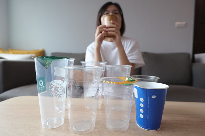 環保署今年修法，要求地方政府2024年以前要提報限用一次性塑膠飲料杯措施。記者葉信菉／攝影