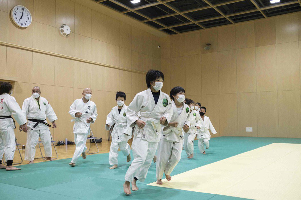 圖為日本孩童們在為柔道訓練前熱身。 圖／法新社