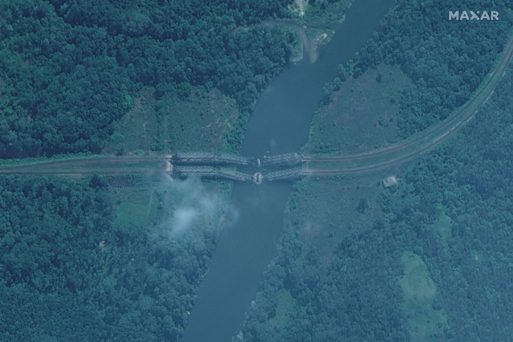 衛星照片顯示，俄軍炸毀北頓內茨克的對外橋樑。 圖／路透社　