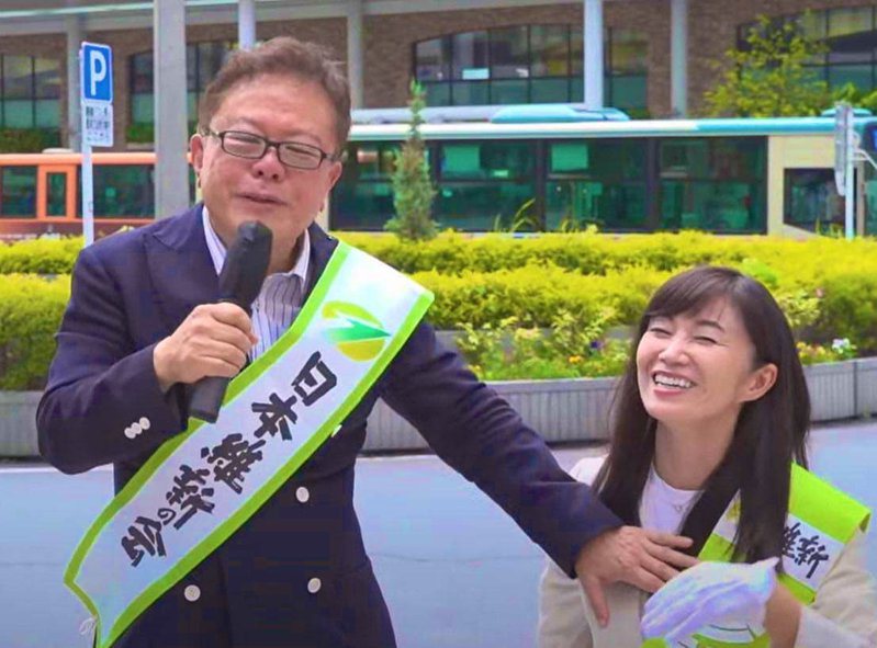 前東京都知事猪瀬直樹於公開場合觸摸女候選人胸部，遭日本網友譴責。
圖擷自Twitter