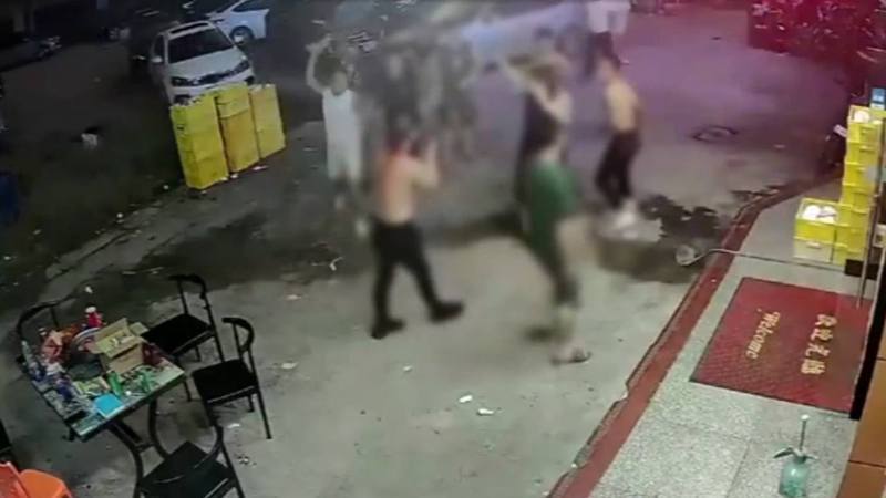 閉路電視片段顯示，多名男子圍毆赤裸上身的男店主。（影片截圖）