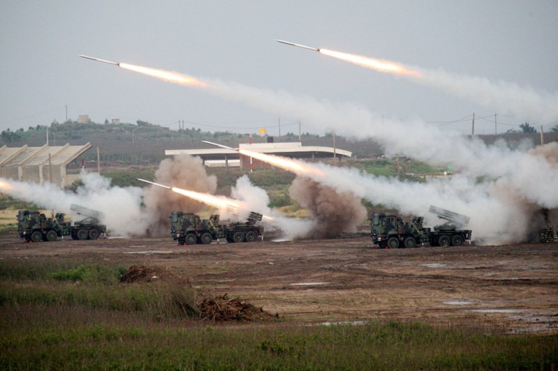 陸軍在九鵬基地傳出一輛雷霆2000火箭車發射中突爆炸，全車炸毀幸無人傷。圖／聯合報系資料照