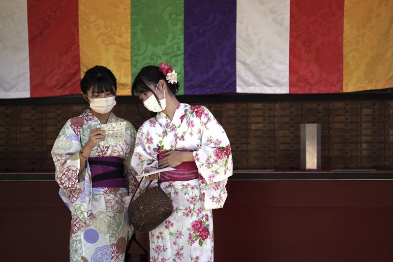 日本人喜歡在夏天穿浴衣，也就是較輕便的夏天和服，去看煙火或參加宗教慶典。美聯社