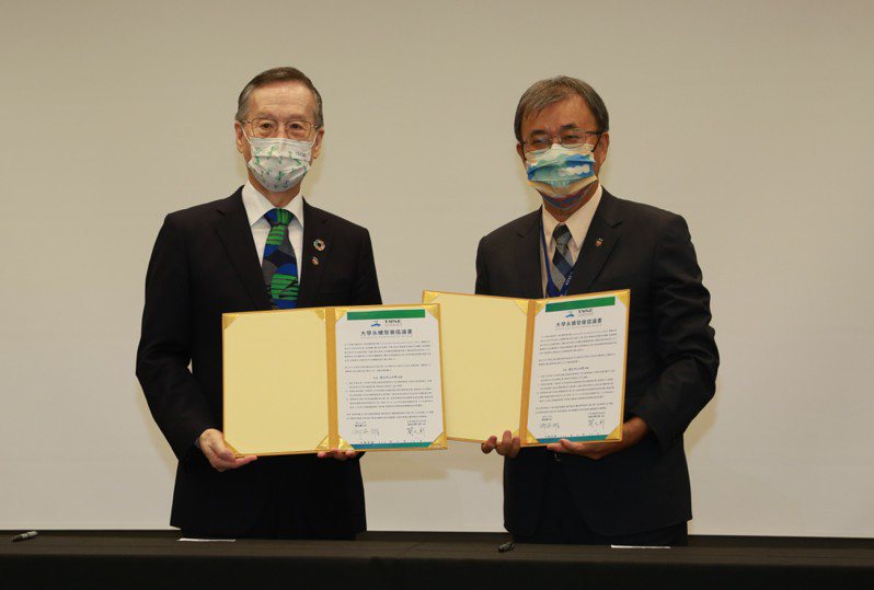 中山大學校長鄭英耀（右）與台灣永續能源研究基金會董事長簡又新（左），共同簽署「大學永續發展倡議」。圖／中山大學提供