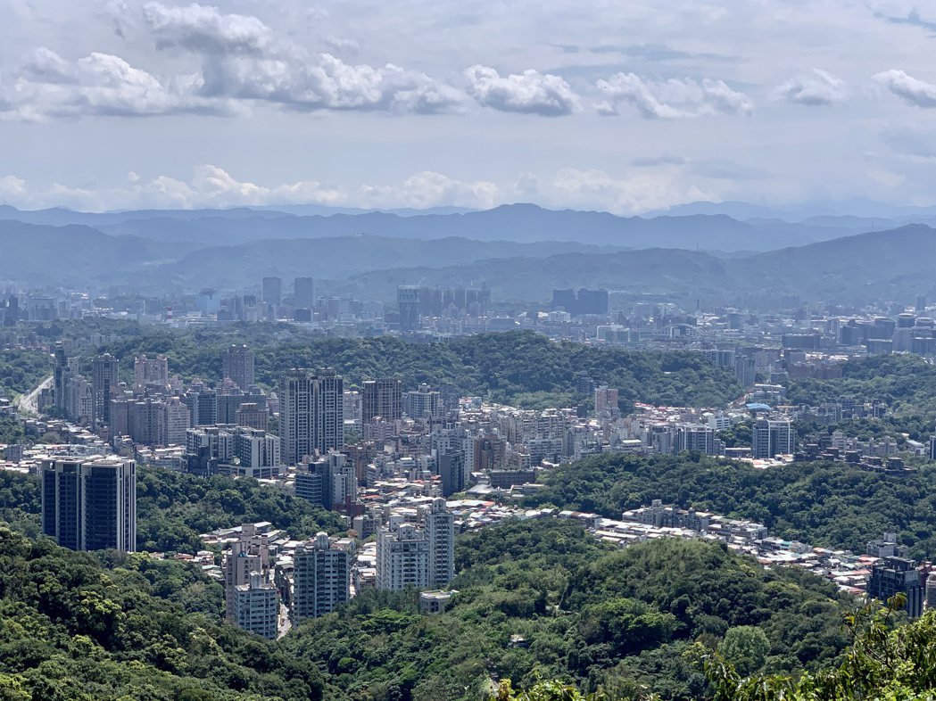 網友看上台北市一間屋齡將近40年的大樓，房屋價格近3000萬，但不知這樣是否值得...
