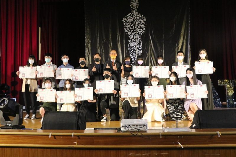 台北市教育局認助清寒學生基金會前3年共認助了5524位學生，今年至今已認助1744人。圖／教育局提供