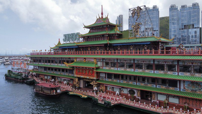 曾被視為香港地標之一的珍寶海鮮舫，乘載許多港人和遊客的回憶。（香港中通社）