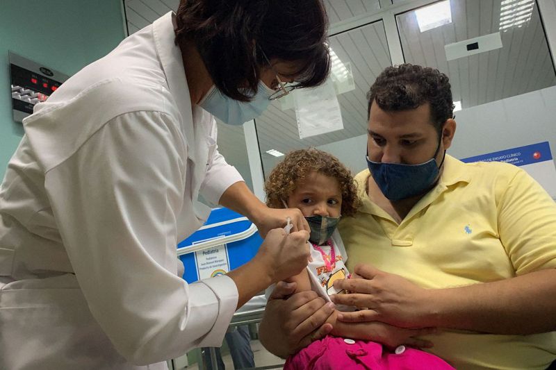 古巴早在數月前就以國產主權2號新冠疫苗，完成大多數2歲以上幼兒及孩童的接種。圖為一名3歲女童在哈瓦那接種主權Plus疫苗。法新社