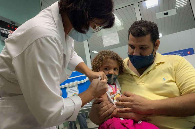 古巴早在數月前就以國產主權2號新冠疫苗，完成大多數2歲以上幼兒及孩童的接種。圖為一名3歲女童在哈瓦那接種主權Plus疫苗。法新社