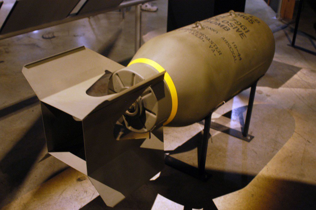 一千磅的AN-M65通用炸彈，通常裝載555磅（約251公斤）的TNT炸藥，威力強大。 圖／National Museum of the United States Air Force