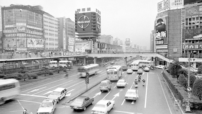 圖說：台北市中華商場。來源：聯合報。攝影：高鍵助。日期：1985/04/15
