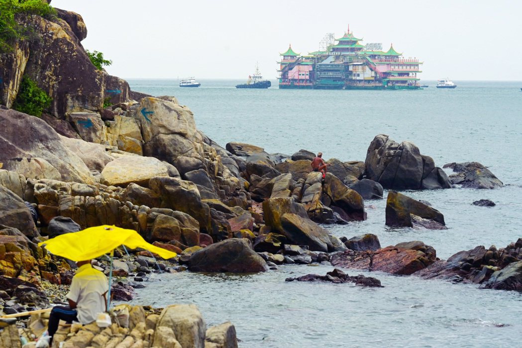 6月14日香港珍寶海鮮舫正式開始移離香港。 圖／中新社