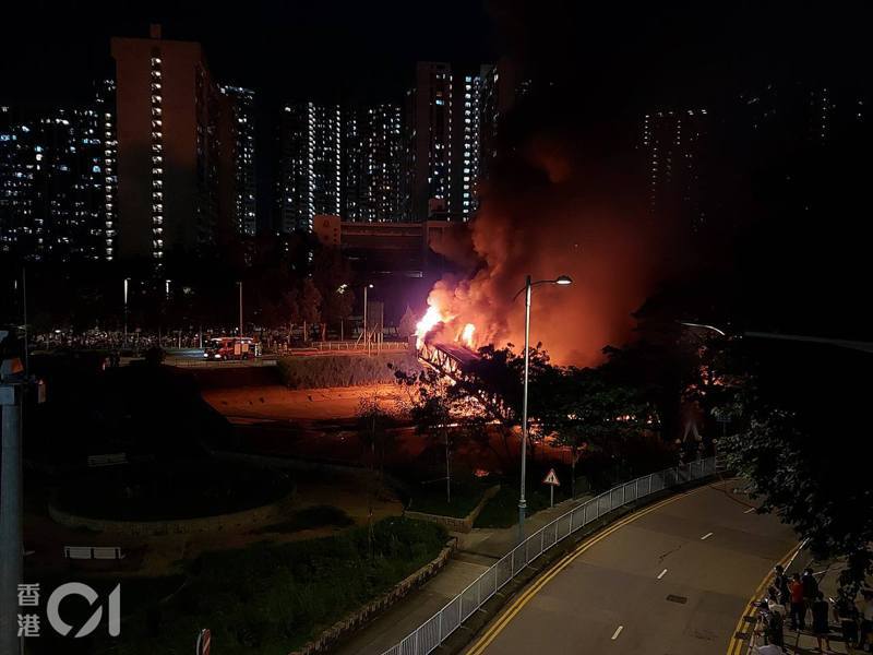 烈焰沖天！香港元朗電纜起火、部分橋身疑倒塌 多處大停電