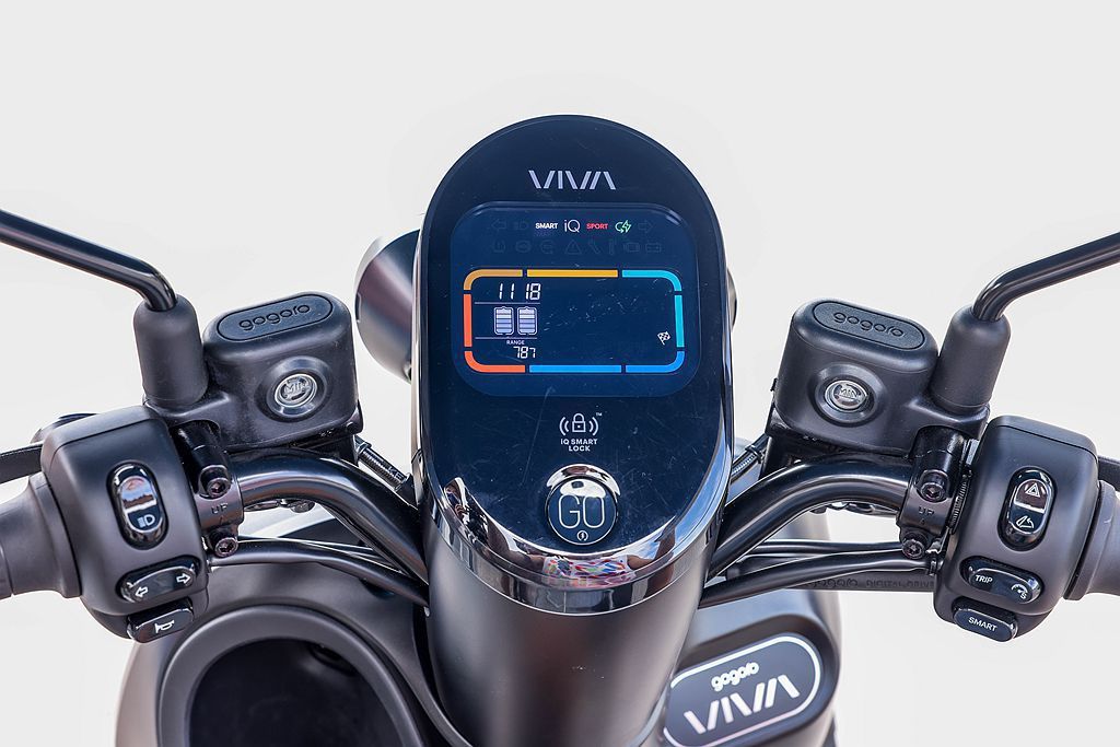 Gogoro VIVA XL SUPERFAST擁有嶄新彩色負顯儀表板，可以顯示...
