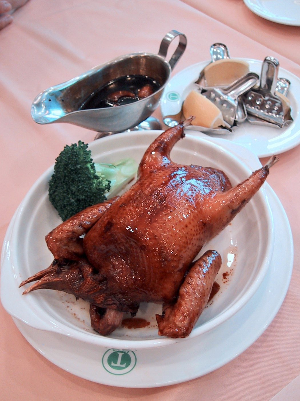 孫中山，蔣介石都愛的紅燒乳鴿，是美食氣氛和歷史的融合。圖／王瑞瑤提供