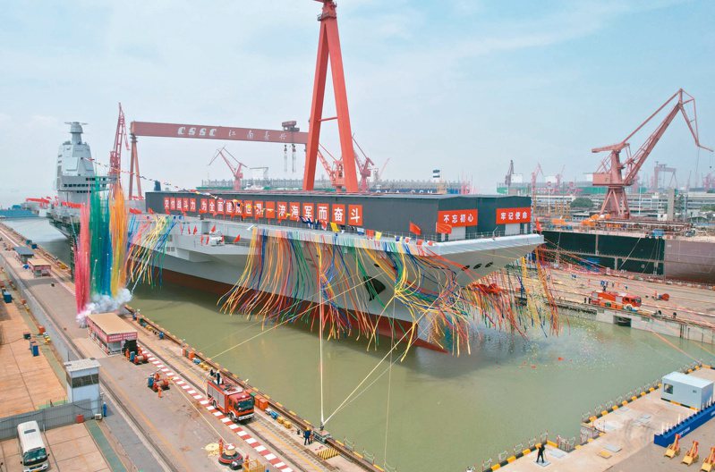 中共海軍第一艘003型航空母艦福建號，6月17日在上海江南造船廠下水。新華社