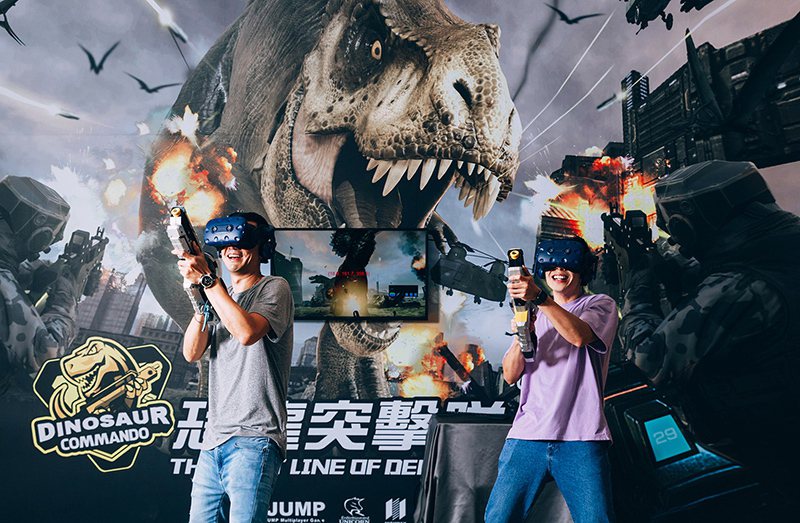 台南遠東香格里拉一樓的「VR遊樂空間」，配備高畫質影音，設置VR頭戴式裝 業者/...