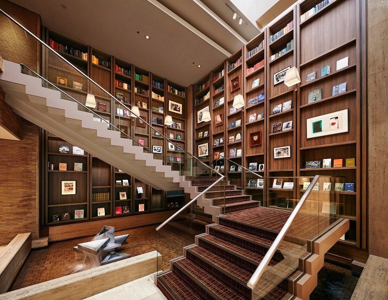 擺滿書籍的中央大階梯。圖／SHIBA PARK HOTEL提供