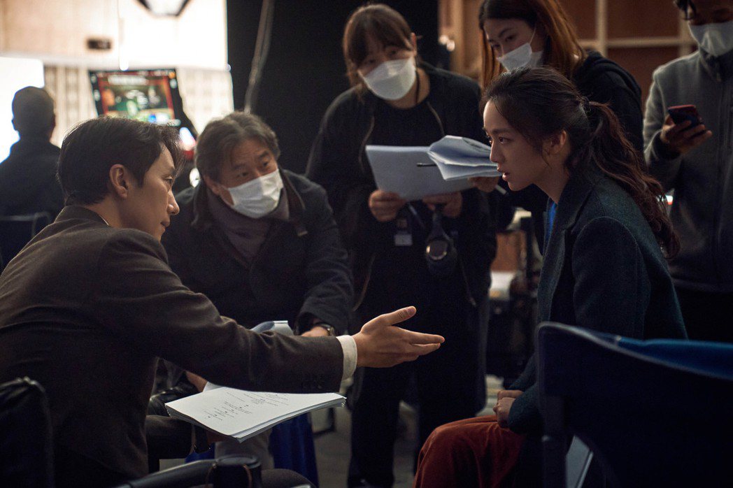 不諳韓文的湯唯（右）在韓國電影「分手的決心」中飾演中國女子「瑞萊」，特別感謝導演朴贊郁（左2）與男主角朴海日（左1）的協助。 圖／CJ娛樂提供
