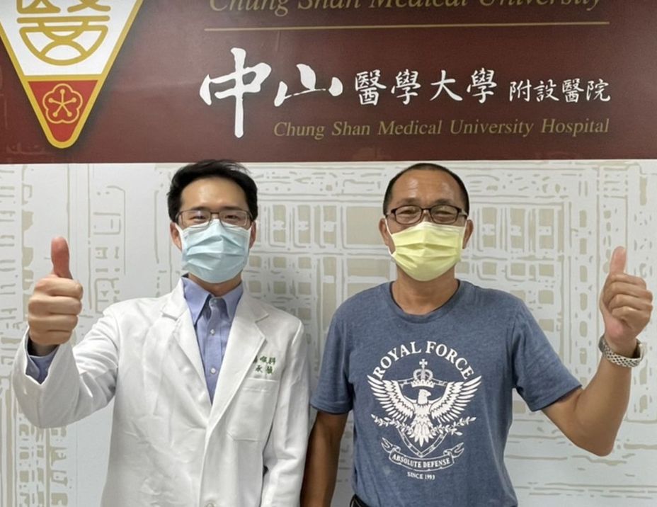 醫師黃承楨（左）說明，張姓病患（右）經3D鼻竇導航手術治療後，鼻塞等症狀都消失，恢復正常生活。圖／中山附醫提供