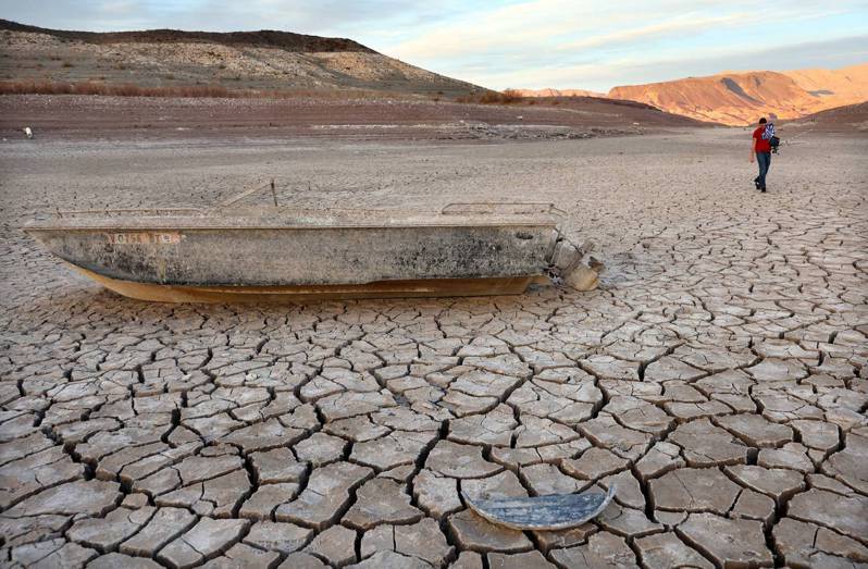 美國西部的最大水庫密德湖因該地區遭逢超過1000年以來的最嚴重旱災，密德湖的水只剩下28%，露出以前沉沒的船。法新社
