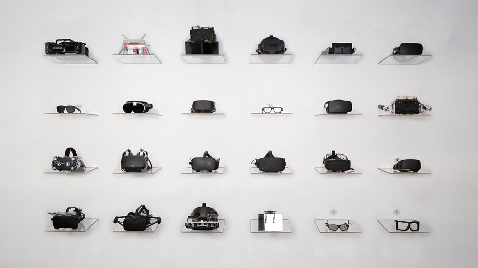 主照：META頭戴裝置展示牆上列出歷年開發樣機。META提供