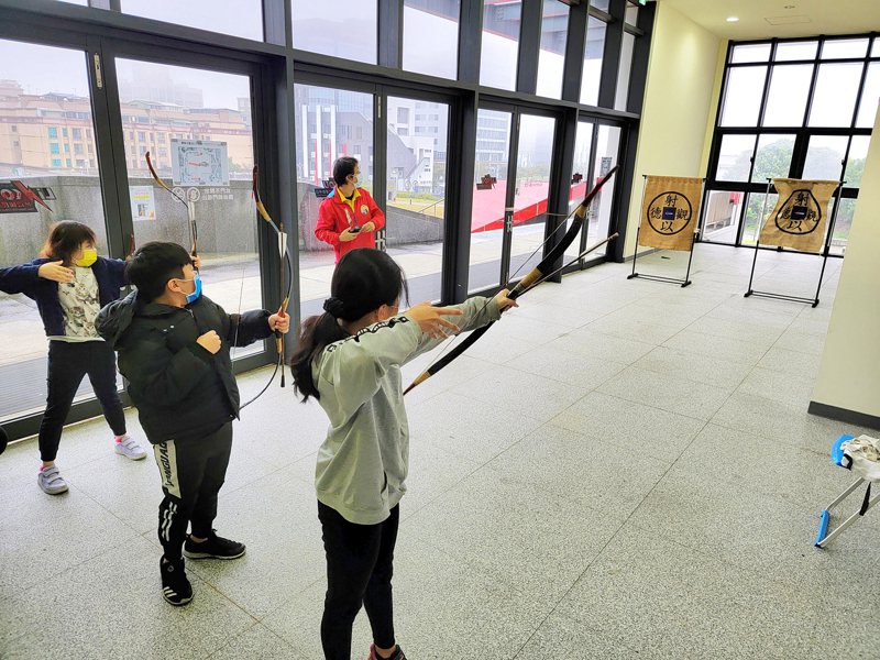 林口運動中心則開設傳統射箭班。圖／新北體育處提供